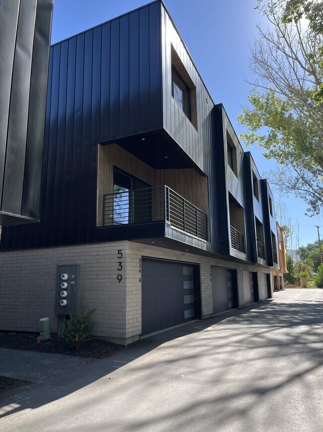 Foto del edificio - 529 Warnock Ave S
