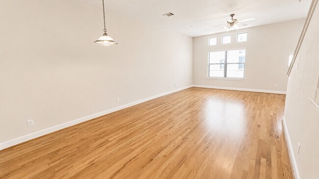 Foto del edificio - 2710 Hullsmith Dr