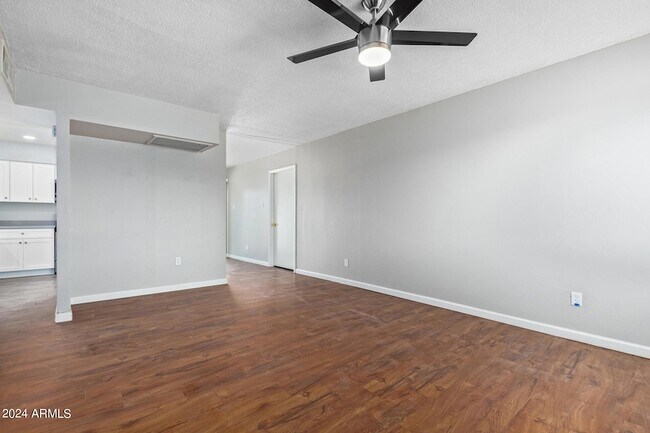 Foto del edificio - 6134 W Mulberry Dr