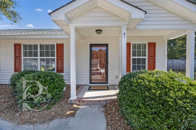 Building Photo - ONE STORY LIVING - MINUTES FROM EVERYTHING