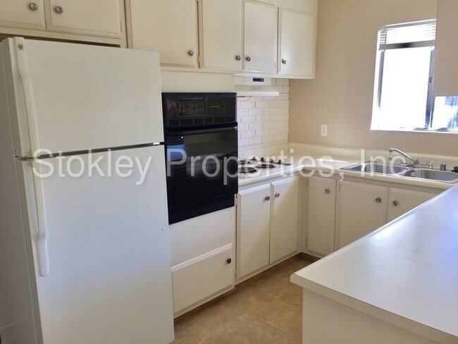 Building Photo - 431 Viking Dr