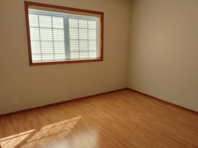 Building Photo - 1880 Lake Cove Ave