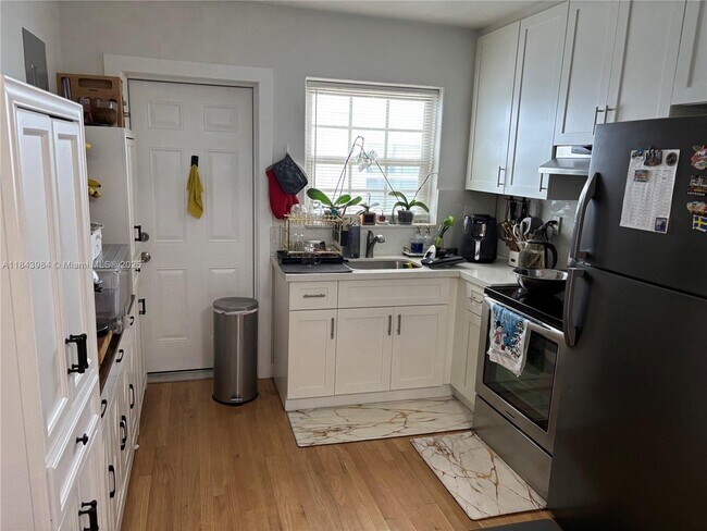 Foto del edificio - 7515 Dickens Ave