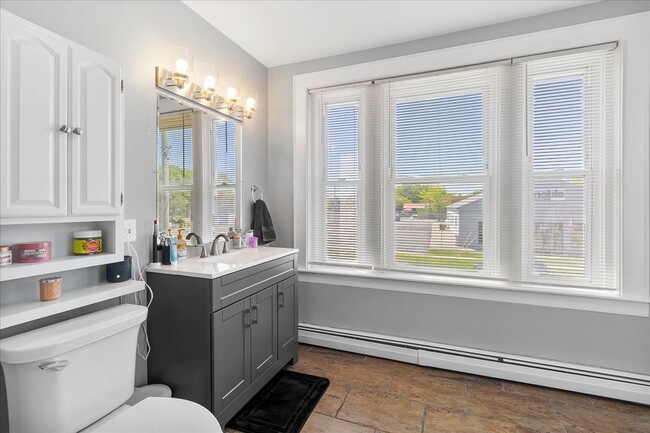 Building Photo - 39 2nd St