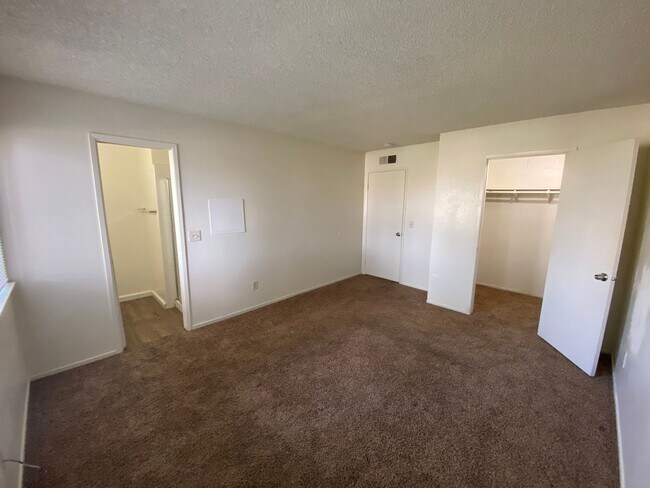 Building Photo - 2530 S Hall St