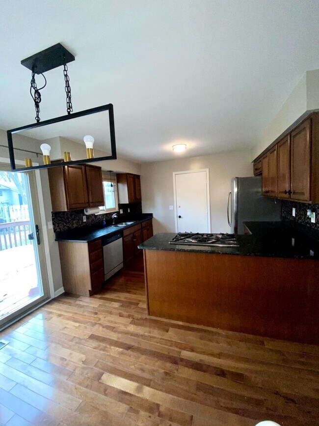 Building Photo - 3 Bedroom 1 Bath home - Quiet Area - Video...
