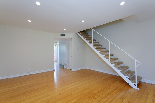 Building Photo - 120 Esperanza Ave