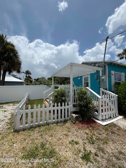 Foto del edificio - 2179 Pineapple Ave