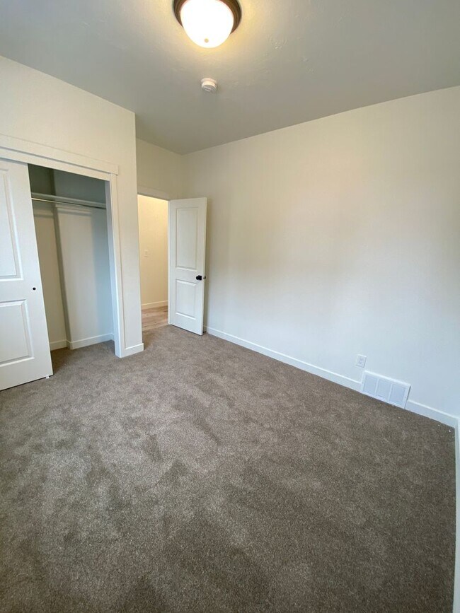 Building Photo - Beautiful Newer Rockwell Ranch Townhome (End Unit)