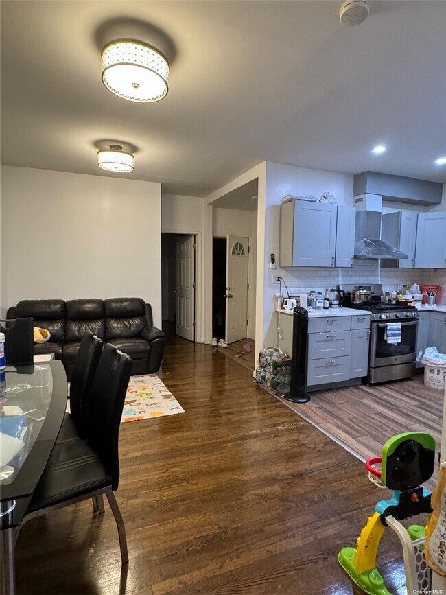 Foto del edificio - 42-16 111th St