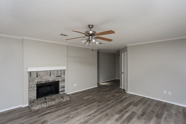 Foto del edificio - 5301 Royal Burgess Dr