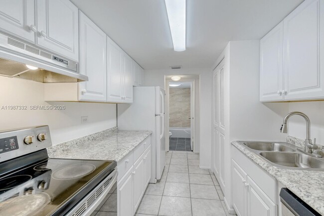 Building Photo - 3760 Inverrary Dr