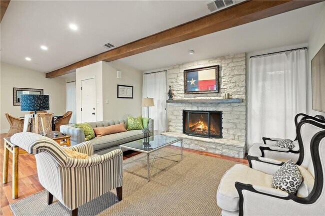 Building Photo - 129 Lakeway Dr