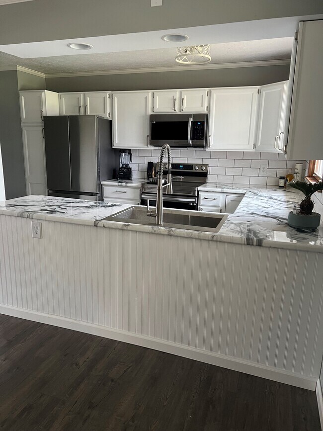 Building Photo - 5001 Pineview Dr