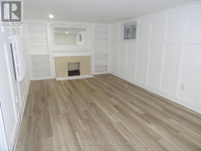 Building Photo - 328 Linsmore Cres