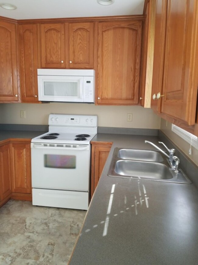Building Photo - Indian Ridge - 2677 B
