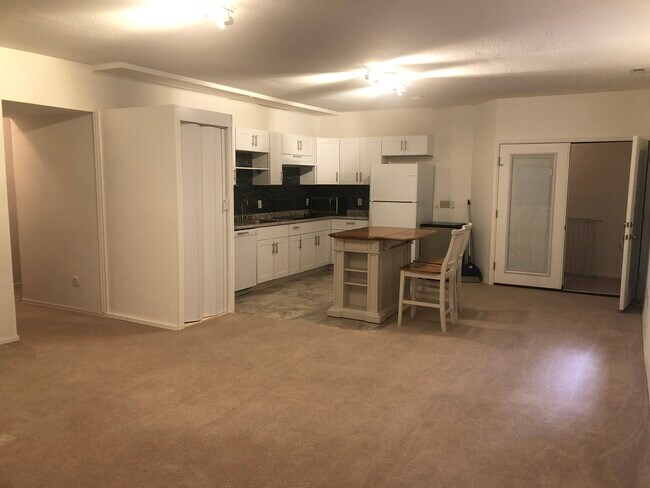 Spacious living area - 6260 Montarbor Dr
