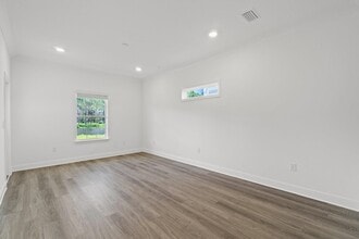 Building Photo - 212 Kara Lake Dr