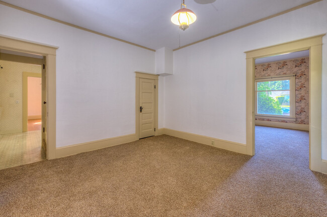 Building Photo - Charming bungalow
