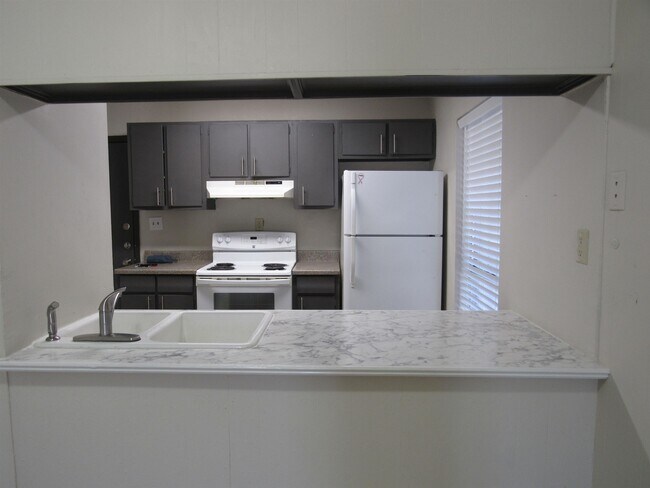 Foto del edificio - 2401 E Frost St