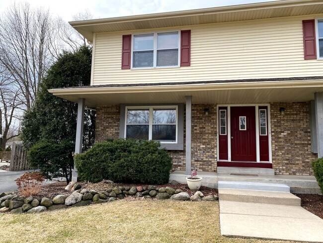 Front of the House - 635 W Briarknoll Ct