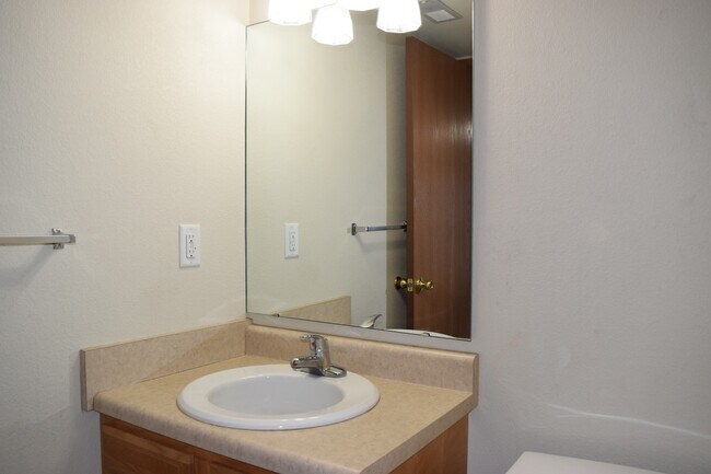 Foto del edificio - 16860B Huntington Ln