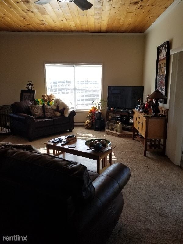 Foto del edificio - 2 br, 1 bath House - 30 Emmons  Rd