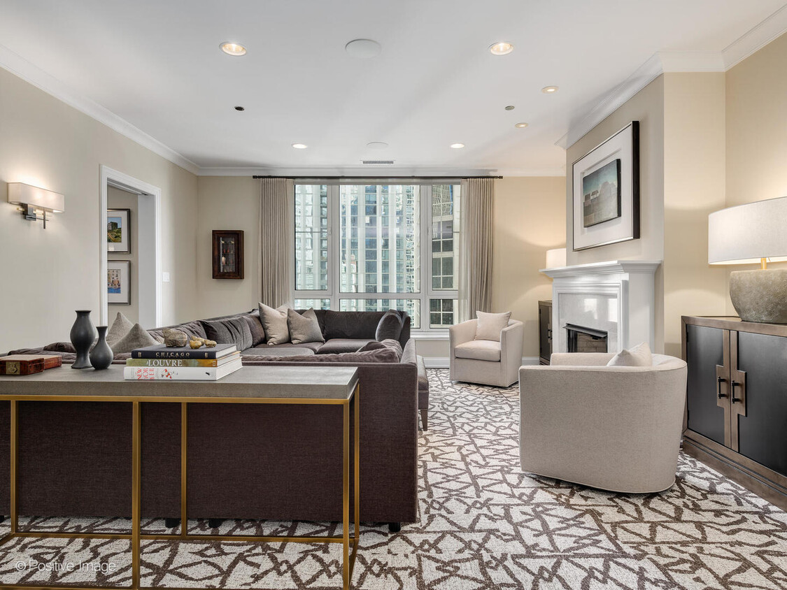Primary Photo - 10 E Delaware Pl