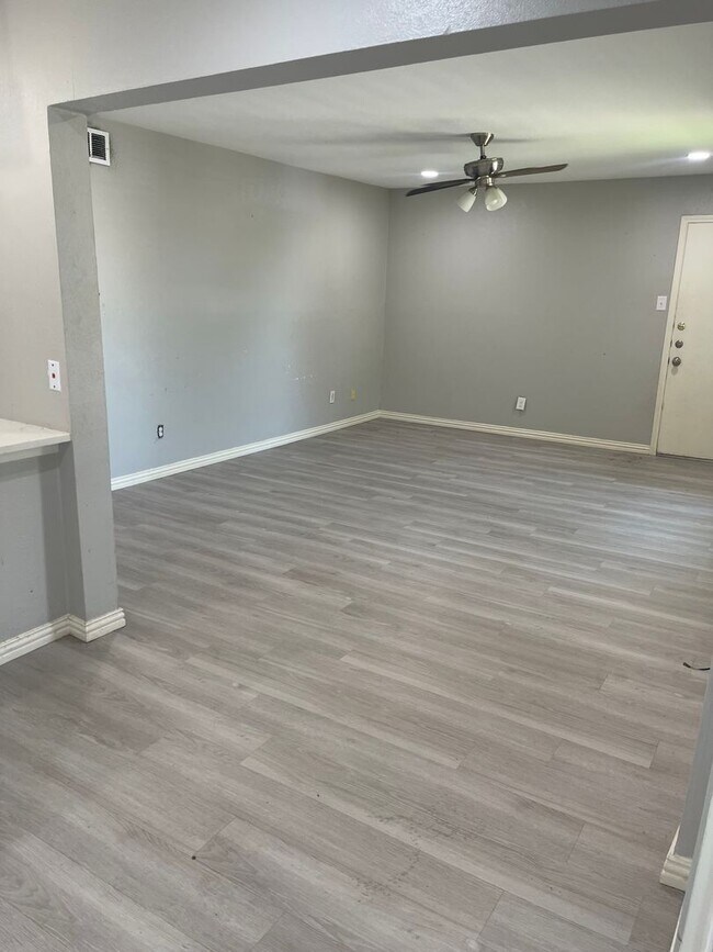 Foto del edificio - 5826 Sandhurst Ln