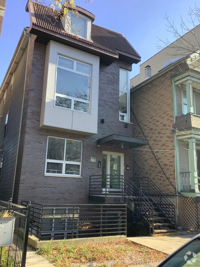 Building Photo - 2543 N Southport Ave