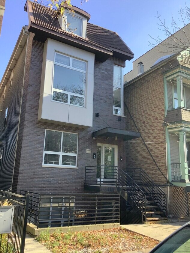 Primary Photo - 2543 N Southport Ave