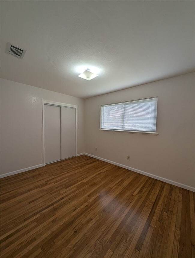 Building Photo - 877 Pearl Dr