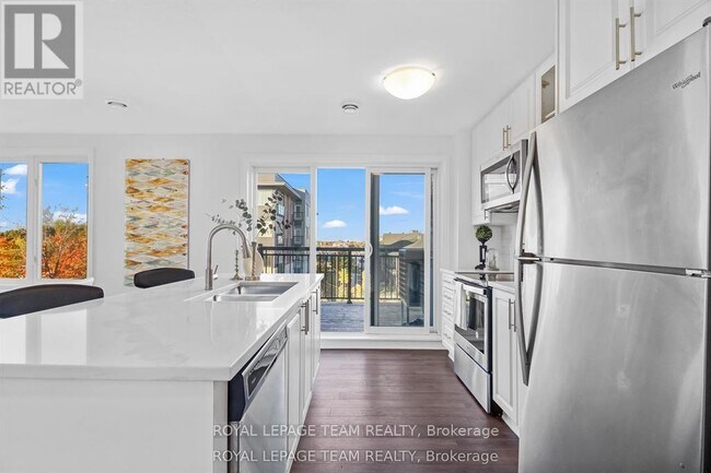 Building Photo - 440 Via Verona Ave