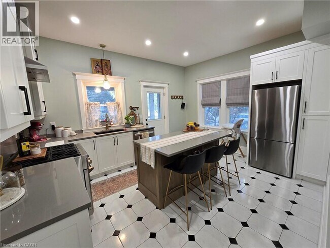 Photo du bâtiment - 444 Maple Ave