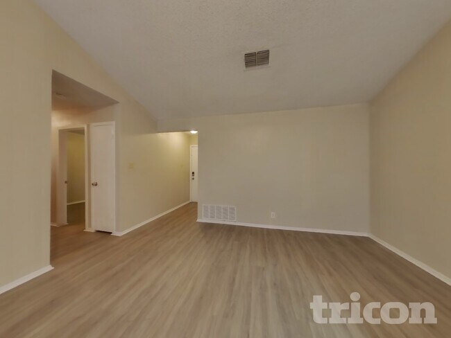 Building Photo - 7527 Ledgebrook Dr