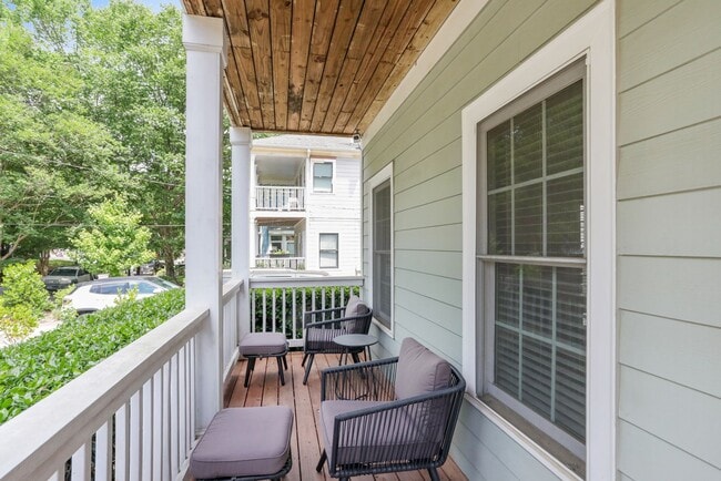 Building Photo - Spacious Grant Park Home