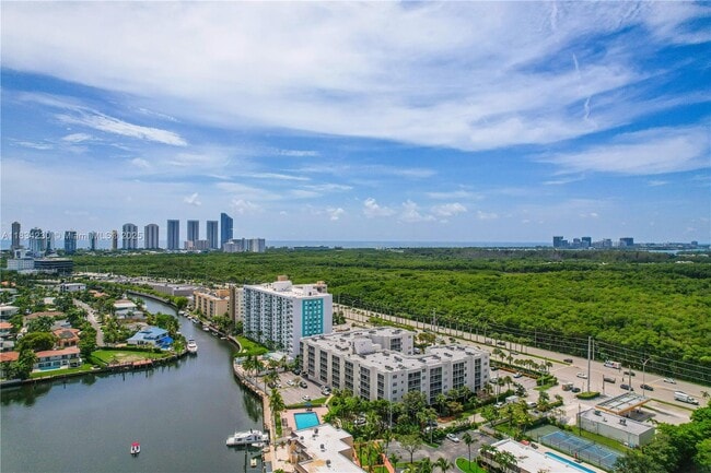 Building Photo - 2821 N Miami Beach Blvd