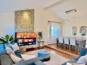 Building Photo - 6505 Skyfarm Dr