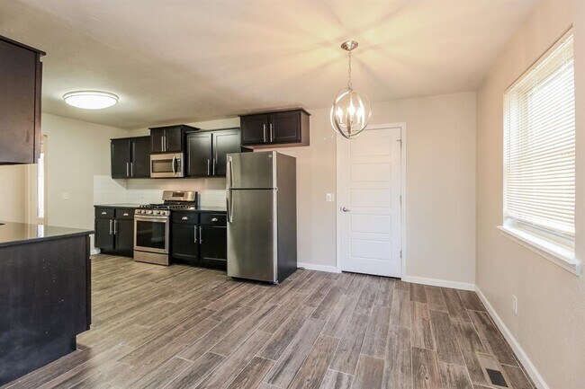 Building Photo - 8716 Tracy Dr