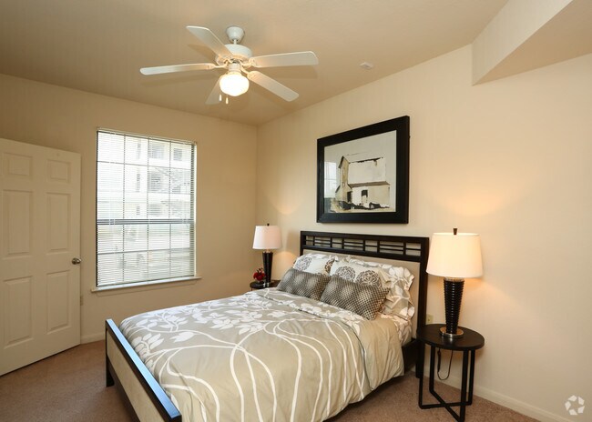 2BD, 2BA_991 SF - Dormitorio - Lexington Court