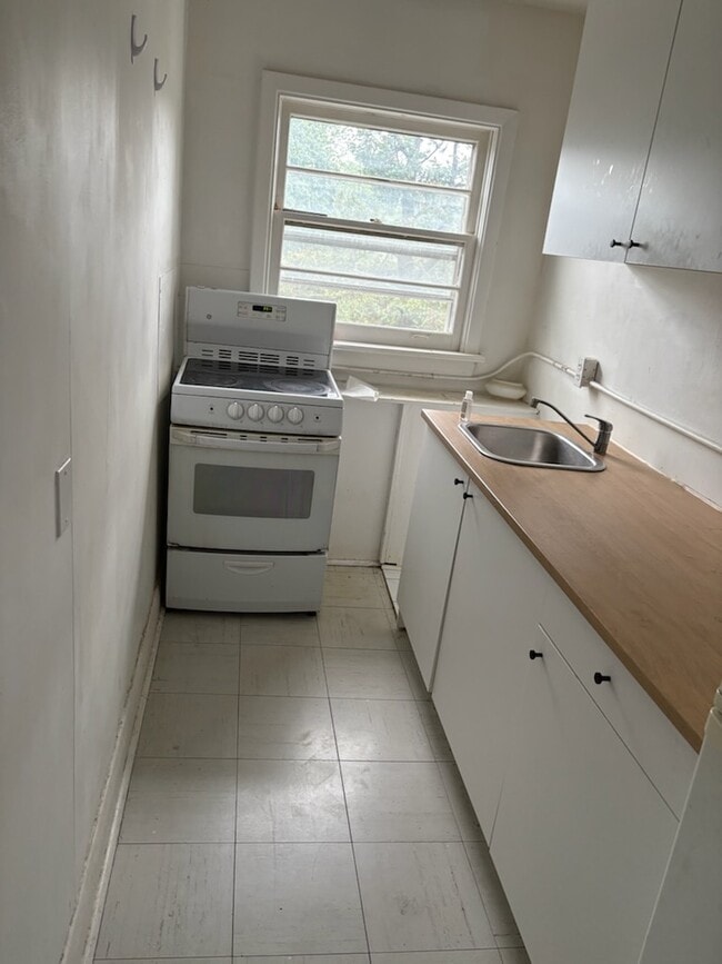 Building Photo - 64 Queens Dr