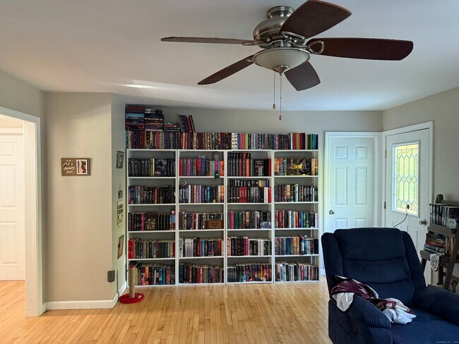 Foto del edificio - 308 Noank Ledyard Rd