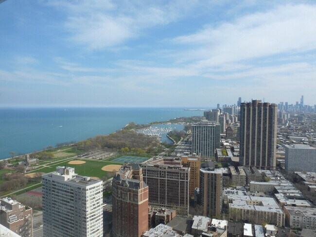 Foto del edificio - 655 W Irving Park Rd
