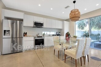 Building Photo - 2056 Roselawn St