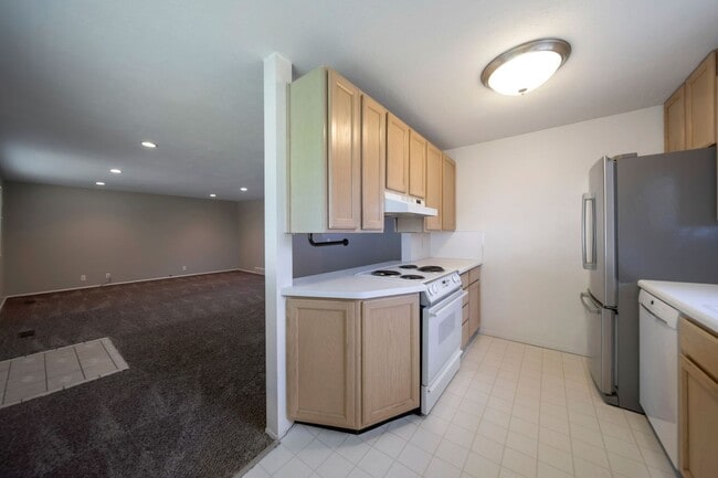 Building Photo - Charming Condo in Meadowbrook Village w 1 ...
