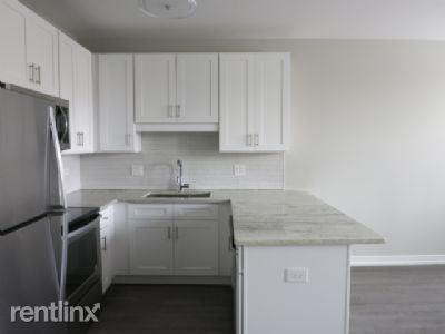 Building Photo - 5700 N Clark St