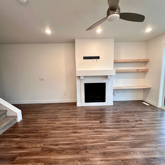 Building Photo - Beautiful townhome walking distance to eve...