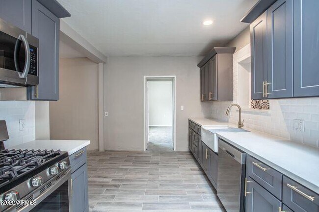 Building Photo - 2521 N 28th Pl