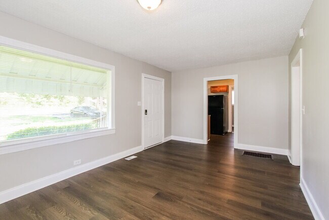 Foto del edificio - 3004 Forestdale Blvd