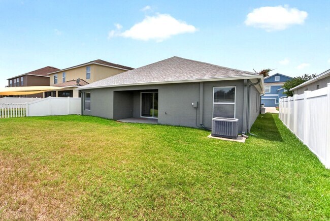 Foto del edificio - 13128 Royal Pines Ave